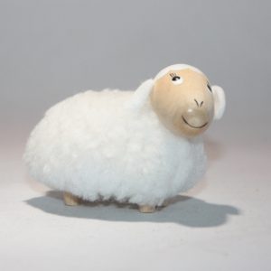 Lammas jalkojen kanssa luonnonvalkoinen